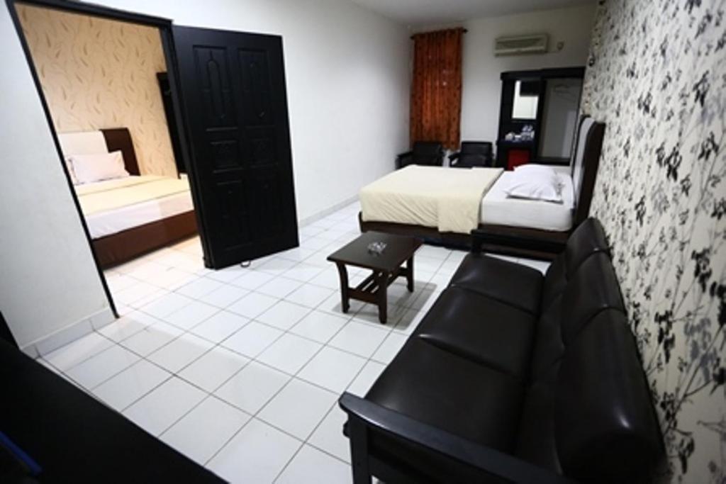 Hotel Mangga Dua Makassar Bagian luar foto